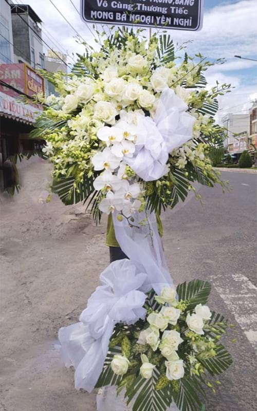 Vòng hoa tang lễ tại shop hoa tươi Hoài Ân