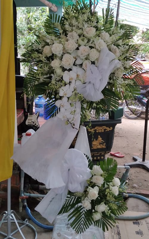 Vòng hoa tang lễ tại shop hoa tươi Phù Mỹ