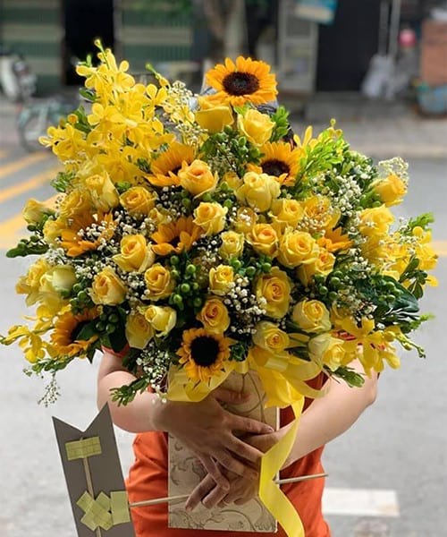 Giỏ hoa sinh nhật vàng tại shop hoa tươi Vĩnh Thạnh