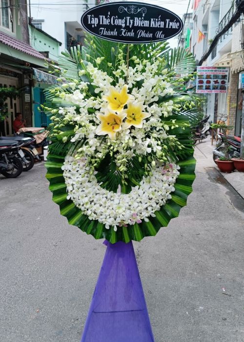 Vòng hoa tang lễ tại tiệm hoa Hai Bà Trưng