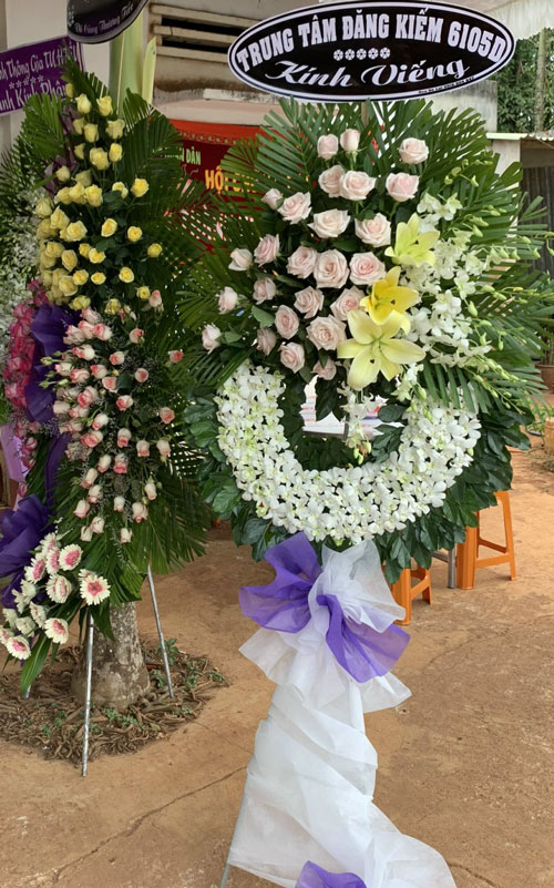 Vòng hoa tang lễ Long Biên