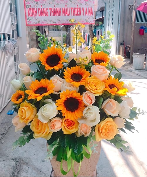 Giỏ hoa chúc mừng tại shop hoa tươi Châu Thành