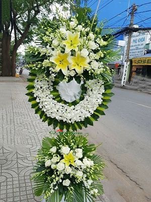 vòng hoa tang lễ tại shop hoa Thạnh Hóa