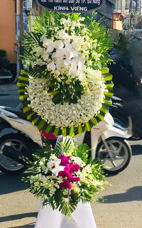Vòng hoa tang lễ tại shop hoa tươi Phù Ninh