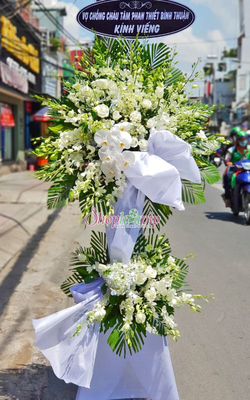 Kệ hoa tang lễ tại shop hoa tươi Quảng Nam