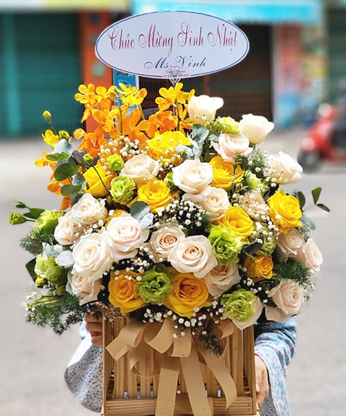 Giỏ hoa sinh nhật tại shop hoa tươi Tân Châu