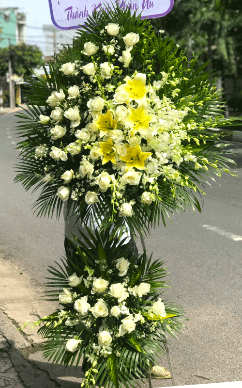 Vòng hoa tang lễ tại tiệm hoa Long Hồ