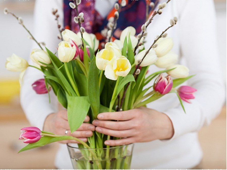 Thay nước hoa thường xuyên là một yếu tố giúp hoa được tươi lâu hơn