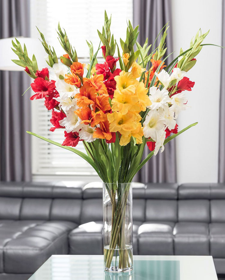 Mẫu cắm hoa lay ơn trưng bày phòng khách đơn giản 