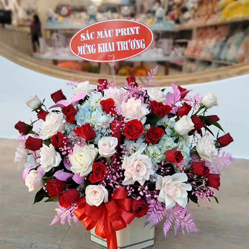 Giỏ hoa sinh nhật tại tiệm hoa ở Lâm Hà