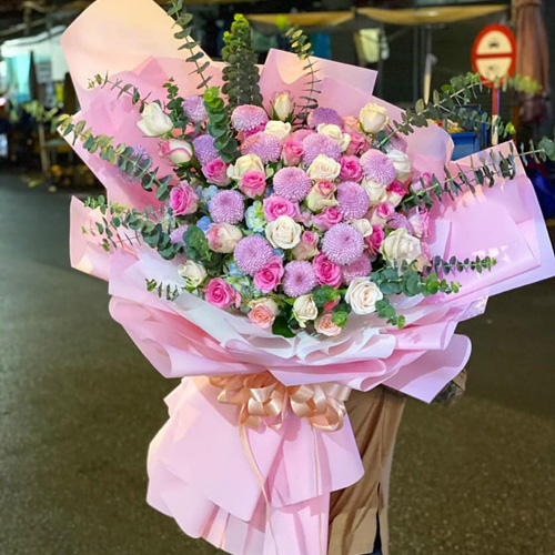 Bó hoa sinh nhật tại cửa hàng hoa tươi Văn Giang