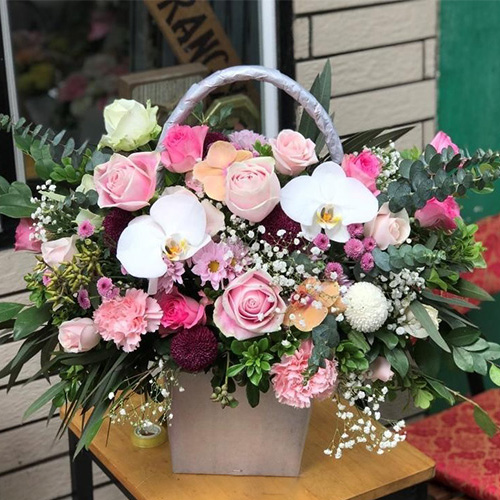 Lẵng hoa đẹp tại cửa hàng hoa tươi Giang Thành